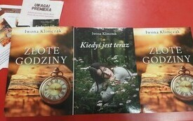 Trzy książki leżą płasko na stoliku