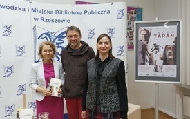 Dwie bibliotekarki i pisarz pozują do zdjęcia. 