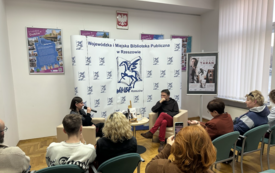 Bibliotekarka zadaje pytanie pisarzowi. 