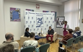 W sali bibliotecznej pani wicedyrektor wita autora.