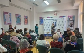 W sali z widownią pani dyrektor biblioteki wita panią profesor.