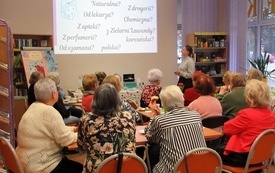 Kobiety zebrane na spotkaniu w bibliotece. 