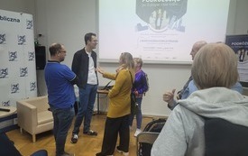Rozmowy kuluarowe z uczestnikami spotkania. 
