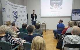 Wystąpienie podr&oacute;żnika przed publicznością zgromadzoną w bibliotece. 