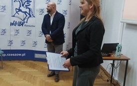 Bibliotekarka i prowadzący spotkanie. 