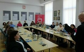 Widok sali szkoleniowej wypełnionej kobietami w r&oacute;żnym wieku