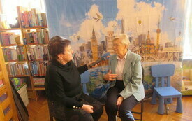 Dziennikarka i seniorka podczas wywiadu do radia.