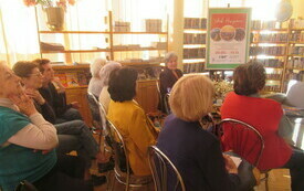 Uczestniczki podczas prelekcji w bibliotece.