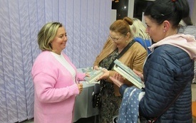 Autorka rozmawia z czytelnikami.