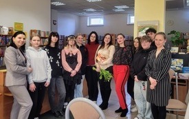 Zdjęcie grupowe młodzieży z bibliotekarkami po spotkaniu. 