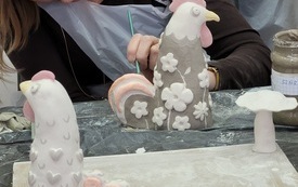 Proces zdobienia glinianej kury