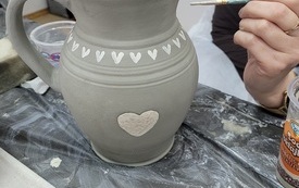 Proces zdobienia glinianego dzbana