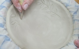 Proces zdobienia glinianego naczynia