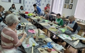 Uczestniczki warsztatów podczas pracy z gliną