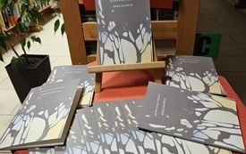 Na stoliku rozłożone książki Prze(d)świt