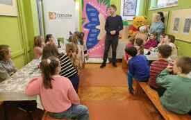 Grupa dzieci wraz z prowadzącym warsztaty