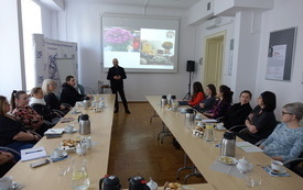 Widok sali szkoleniowej z uczestnikami siedzącymi przy stole