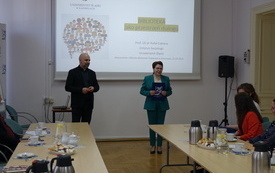 Widok sali szkoleniowej z kobietą i mężczyzną stojącymi obok ekranu