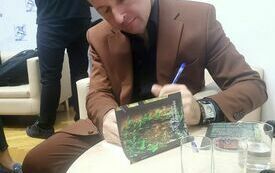 Mężczyzna dokonuje wpisu do książki "Zepsutość'