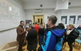 Gość spotkania podczas indywidualnych rozm&oacute;w z uczestnikami.