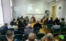 Publiczność zgromadzona na spotkaniu.