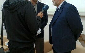 Wywiad dziennikarza z rodziną pisarza.