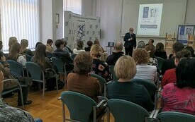 W sali wypełnionej widownią trwa spotkanie.