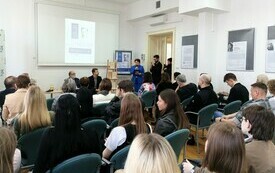 Sala wypełniona widownią. Dyrektor biblioteki wita zebranych.