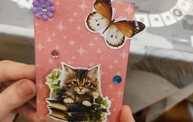 Kartka z kotem i motylem wykonana metodą scrapbookingową