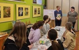 Dwie kobiety przemawiają do młodzieży zgromadzonej na warsztatach.