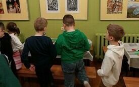 Dzieci oglądają wystawę prac.