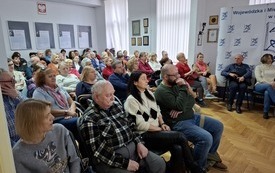 Biblioteczna sala wypełniona publicznością