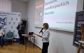 Kobieta i mężczyzna stoją przed publicznością