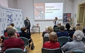 Widok bibliotecznej sali wypełnionej czytelnikami