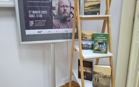 Regał z książkami prelegenta