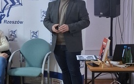 Prelegent stojący przed publicznością