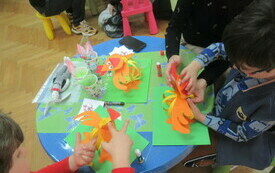 Zbliżenie na papierowe kurczaczki sklejane przez dzieci