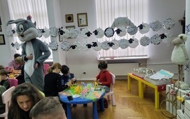 Girlanda z papierowych baranków wisząca nad głowami uczestników warsztatów