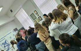 Kolejka młodych ludzi stoi po autograf pisarki