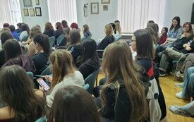 Biblioteczna sala wypełniona młodymi ludźmi