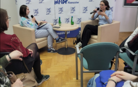 Dwie młode kobiety rozmawiają siedząc na fotelach