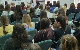 Biblioteczna sala wypełniona publicznością