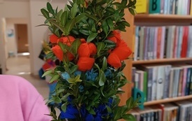 Uczestniczka warsztatów prezentuje zrobioną ptrzez siebie palmę