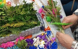 Stół z kolorowymi akcesoriami służącymi do wyrobu palm