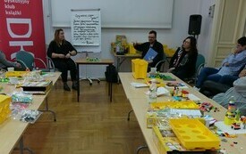 Stoły z klockami lego podczas szkolenia. 