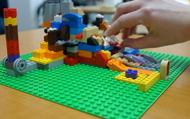Fragment konstrukcji z klock&oacute;w Lego. 