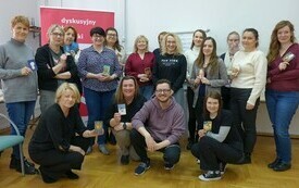 Zdjęcie grupowe uczestniczek i prowadzącego szkolenie. 