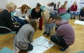 Bibliotekarki pracują w grupach podczas szkolenia.