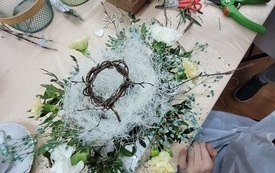 Kompozycja wielkanocna w trakcie przygotowania.