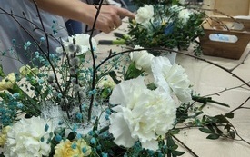 Stroik z kwiatów i gałązek bazi.